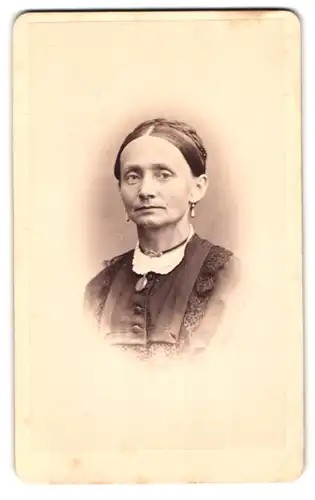 Fotografie Hugo Hoffers & Co., Annaberg, Untere Münzgasse 666, Portrait ältere Dame mit Flechtfrisur