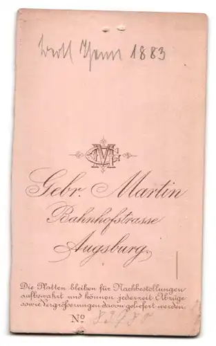 Fotografie Gebr. Marten, Augsburg, Portrait süsses Kleinkind im weissen Hemd