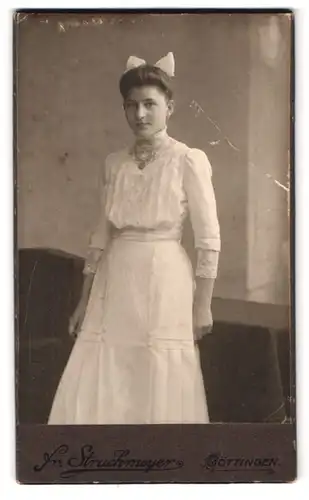 Fotografie Fr. Struckmeyer, Göttingen, Wendenstrasse 5 a, Portrait junge Dame im weissen Kleid