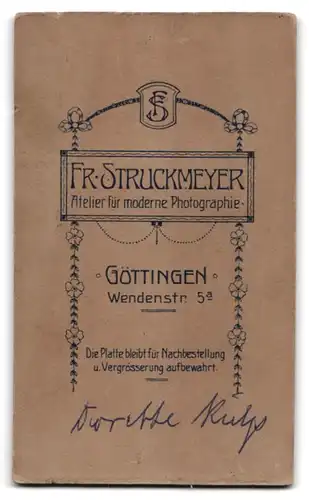Fotografie Fr. Struckmeyer, Göttingen, Wendenstrasse 5 a, Portrait junge Dame im weissen Kleid