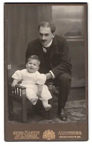 Fotografie Gebr. Martin, Augsburg, Bahnhofstrasse 24, Portrait bürgerlicher Herr mit einem Kleinkind
