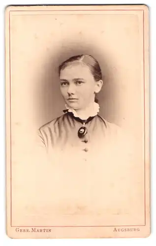 Fotografie Gebr. Martin, Augsburg, Bahnhofstrasse, Portrait junge Dame mit Amulett
