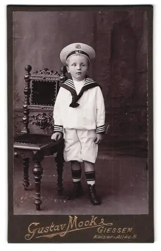 Fotografie Gustav Mook, Giessen, Kaiser-Allée 8, Portrait kleiner Junge im Matrosenanzug