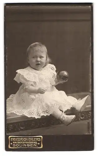 Fotografie Friedrich Ehlers, Solingen, Kaiserstrasse 45, Portrait kleines Mädchen im weissen Kleid mit Ball