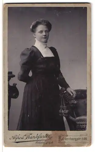 Fotografie Alfred Frankfurter, Wesel, Kaldenbergerstrasse 1181, Portrait junge Dame im eleganten Kleid