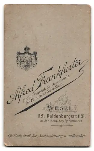 Fotografie Alfred Frankfurter, Wesel, Kaldenbergerstrasse 1181, Portrait junge Dame im eleganten Kleid