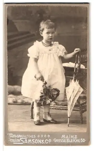 Fotografie Samson & Co., Mainz, Grosse Bleiche 50, Portrait kleines Mädchen im weissen Kleid mit Schirm