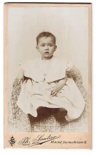 Fotografie Ph. Sautier, Mainz, Gartenfeldstrasse 15, Portrait kleines Mädchen im modischen Kleid