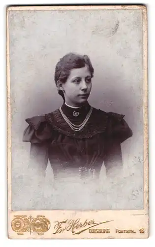 Fotografie Fr. Herber, Duisburg, Poststrasse 18, Portrait junge Dame im Kleid mit Halskette