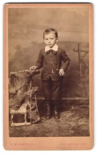 Fotografie Gebr. Brändlein, Schweinfurt, Bauerngasse 47, Portrait kleiner Junge in hübscher Kleidung
