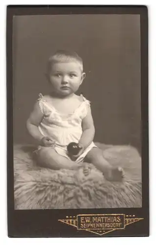 Fotografie E. W. Matthias, Seifhennersdorf, Portrait süsses Kleinkind im weissen Hemd mit Ball