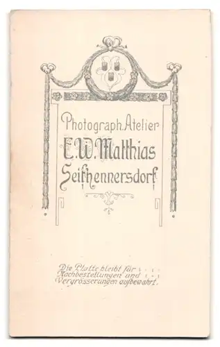 Fotografie E. W. Matthias, Seifhennersdorf, Portrait süsses Kleinkind im weissen Hemd