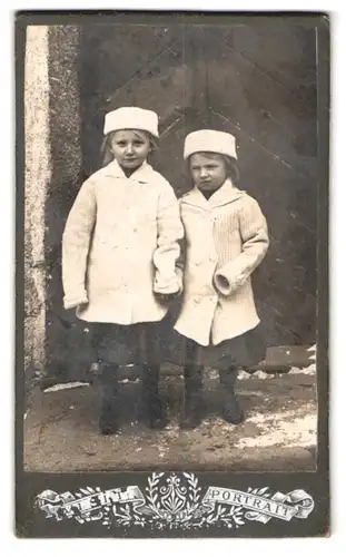 Fotografie unbekannter Fotograf und Ort, Portrait zwei kleine Mädchen in winterlicher Kleidung