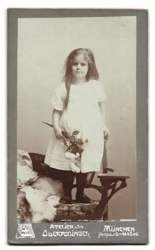 Fotografie Kaufhaus Oberpollinger G. m. b. H., München, Neuhauser-Strasse 44-45-46, Portrait kleines Mädchen im Kleid