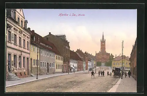 AK Hartha i. Sa., Markt mit Adler-Drogerie, Kirche und Pferdewagen