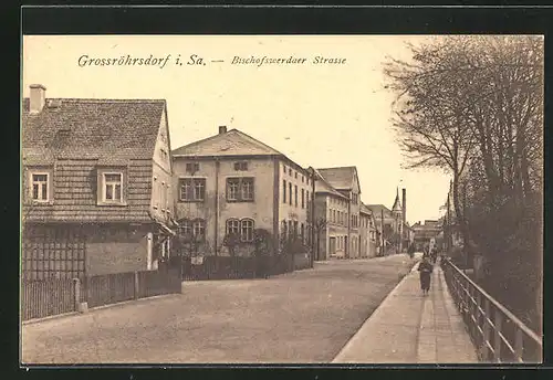 AK Grossröhrsdorf i. Sa., Bischofswerdaer Strasse mit Passanten