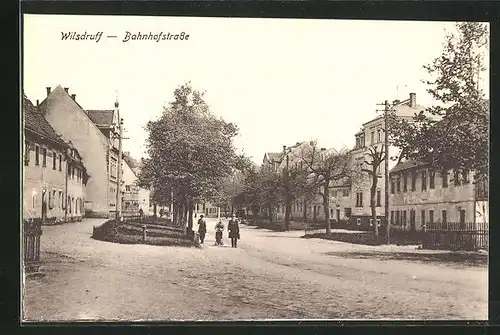 AK Wilsdruff, Bahnhofstrasse mit Passanten