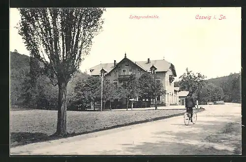 AK Coswig i. Sa., Gasthaus Spitzgrundmühle und Radfahrer