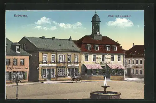 AK Radeburg, Markt mit Gasthaus Zum Ratskeller, Geschäften und Brunnen