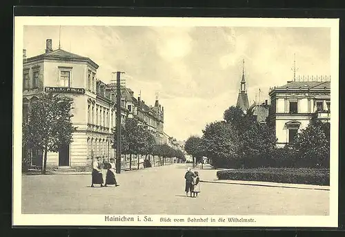 AK Hainichen i. Sa., Blick vom Bahnhof in die Wilhelmstrasse mit Kirche