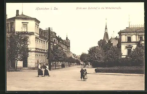 AK Hainichen i. Sa., Blick vom Bhanhof in die Wilhelmstrasse mit Kirche