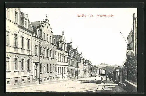 AK Hartha i. Sa., Friedrichstrasse mit Passanten