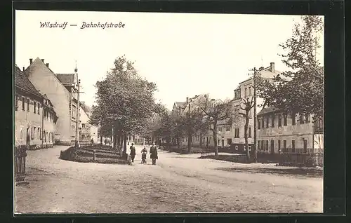 AK Wilsdruff, Bahnhofstrasse mit Passanten