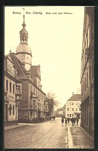 AK Borna /Bez. Leipzig, Blick nach dem Rathaus mit Apotheke