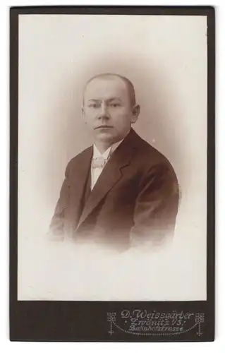 Fotografie D. Weissgärber, Zwönitz i. S., Bahnhofstrasse, Portrait stattlicher junger Mann im eleganten Jackett