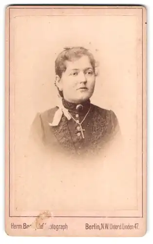 Fotografie Hermann Bock, Berlin, Unter den Linden 47, Portrait hübsche Dame mit Brosche und Halskette