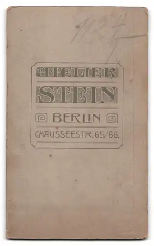 Fotografie Atelier Stein, Berlin, Chausseestr. 65 /66, Portrait eines elegant gekleideten Paares