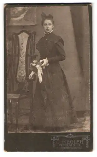 Fotografie C. Regler, Berlin, Kastanienallee 62, Portrait bildschönes Fräulein mit Blumen im eleganten Kleid