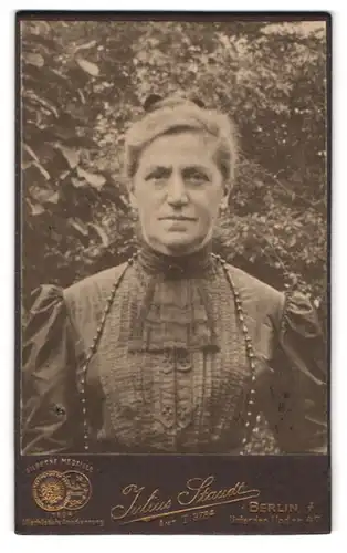 Fotografie Julius Staudt, Berlin, Unter den Linden 47, Portrait hübsche Dame in prachtvoller Bluse mit Halskette
