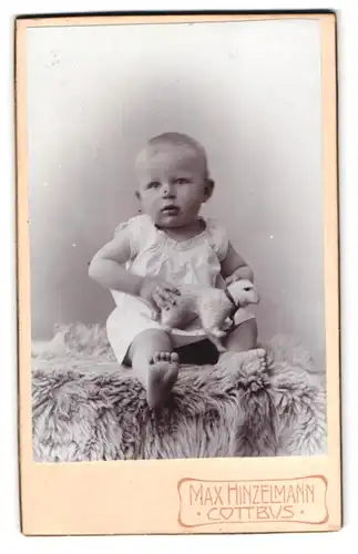 Fotografie Max Hinzelmann, Cottbus, Portrait frecher blonder Junge mit Spielzeug in den Händen