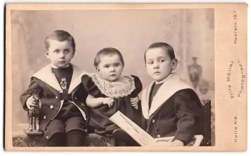 Fotografie Fritz Möller, Halle / Saale, Poststr. 19, Portrait zwei freche Buben mit niedlicher Schwester in der Mitte