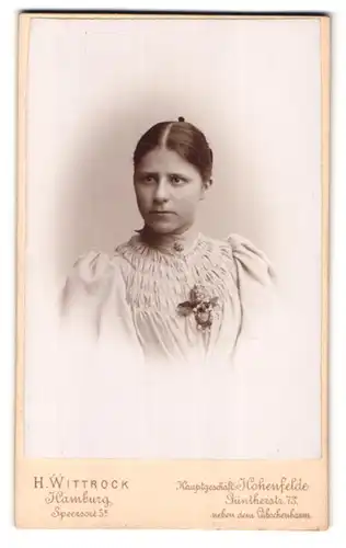 Fotografie H. Wittrock, Hamburg, Speersort 5, Portrait brünette junge Schönheit mit Ansteckblume am Kleid