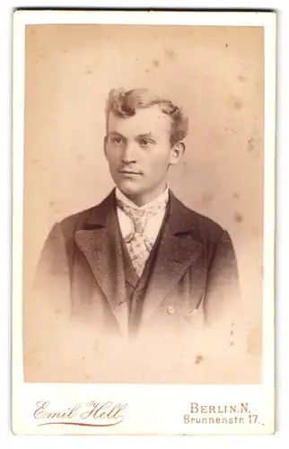 Fotografie Emil Hell, Berlin, Brunnenstr. 17, Portrait junger charmanter Mann mit Krawatte im Jackett