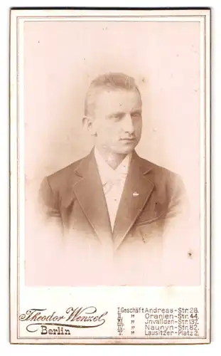 Fotografie Theodor Wenzel, Berlin, Andreasstr. 28, Portrait charmanter junger Mann mit blondem Haar