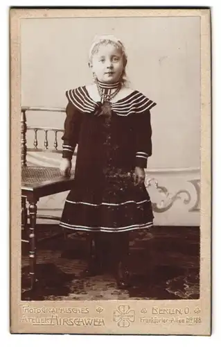 Fotografie Atelier Hirschweh, Berlin, Frankfurter Allee 188, Portrait niedliches Mädchen im hübschen Matrosenkleidchen