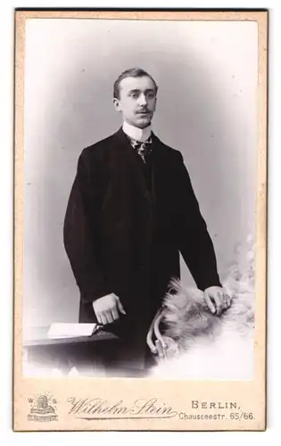 Fotografie Wilhelm Stein, Berlin, Chausseestr. 65 /66, Portrait junger Mann im eleganten Jackett
