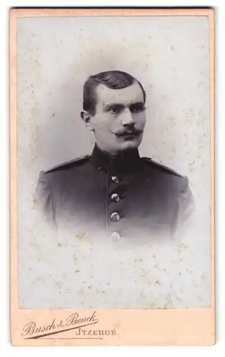 Fotografie Busch & Beck, Itzehoe, Poststr. 5, Portrait Soldat in Unfiorm mit Zwirbelbart