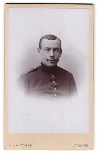 Fotografie H. J: Wittmak, Itzehoe, Paaschburg 52, Portrait Soldat in Uniform Rgt. 9 mit Moustache