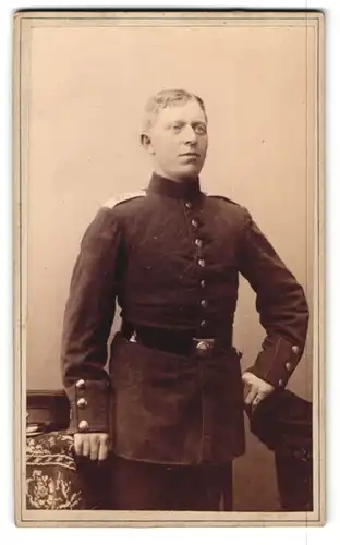 Fotografie Arthur Renard, Kiel, Brunswieker Str. 30, Portrait Soldat in Uniform Rgt. 65 steht stramm