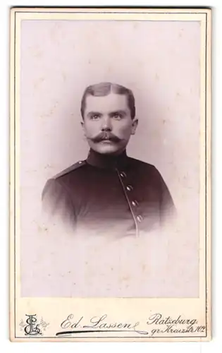 Fotografie Ed. Lassen, Ratzeburg, gr. Kreuzstr. 102, Portrait Soldat in Uniform Rgt. 9 mit Warlossbart
