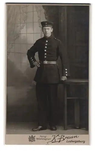 Fotografie K. Braun, Ludwigsburg, Stuttgarterstr. 10. jungre Soldat in Uniform mit Krätzchen