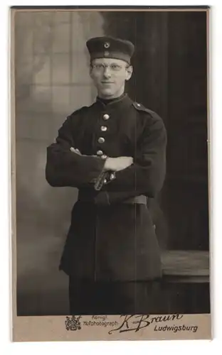 Fotografie K. Braun, Ludwigsburg, Portrait junger Soldat in Uniform Rgt. 170 mit Brille und Krätzchen
