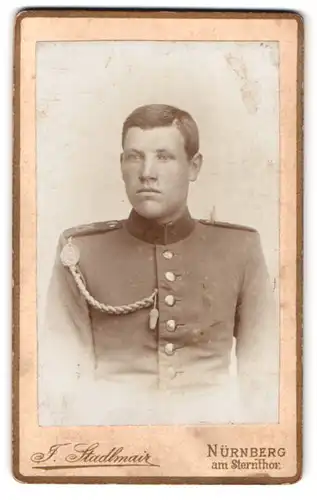 Fotografie F. Stadtlmair, Nürnberg, am Sternthor, Portrait junger bayrischer Soldat, Uniform Rgt. 21 mit Schützenschnur