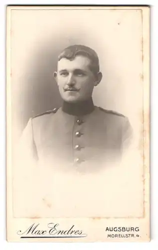 Fotografie Max Endres, Augsburg, Morellstr. 4, Portrait bayrischer Soldat in Uniform mit kleinem Kaiser Wilhelm Bart