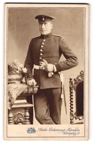 Fotografie Ostermayr, München, Karlsplatz 6, Portrait bayrischer Soldat in Uniform mit Bajonett und Portepee