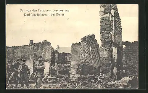 AK Vaudesincourt, Soldaten vor einer Hausruine